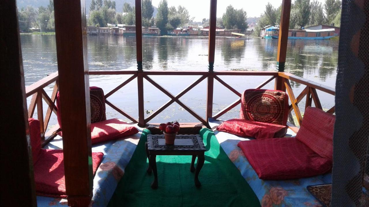 Houseboat Dunhill Bed and Breakfast Srīnagar Exterior foto