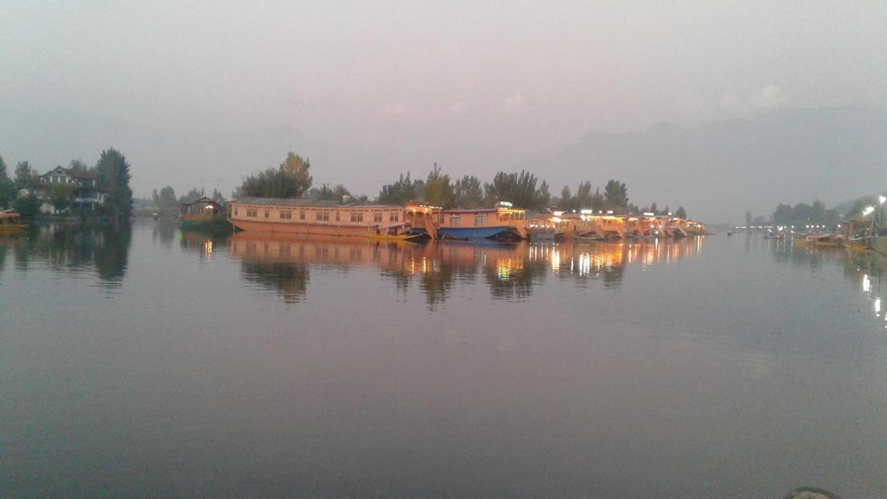 Houseboat Dunhill Bed and Breakfast Srīnagar Exterior foto