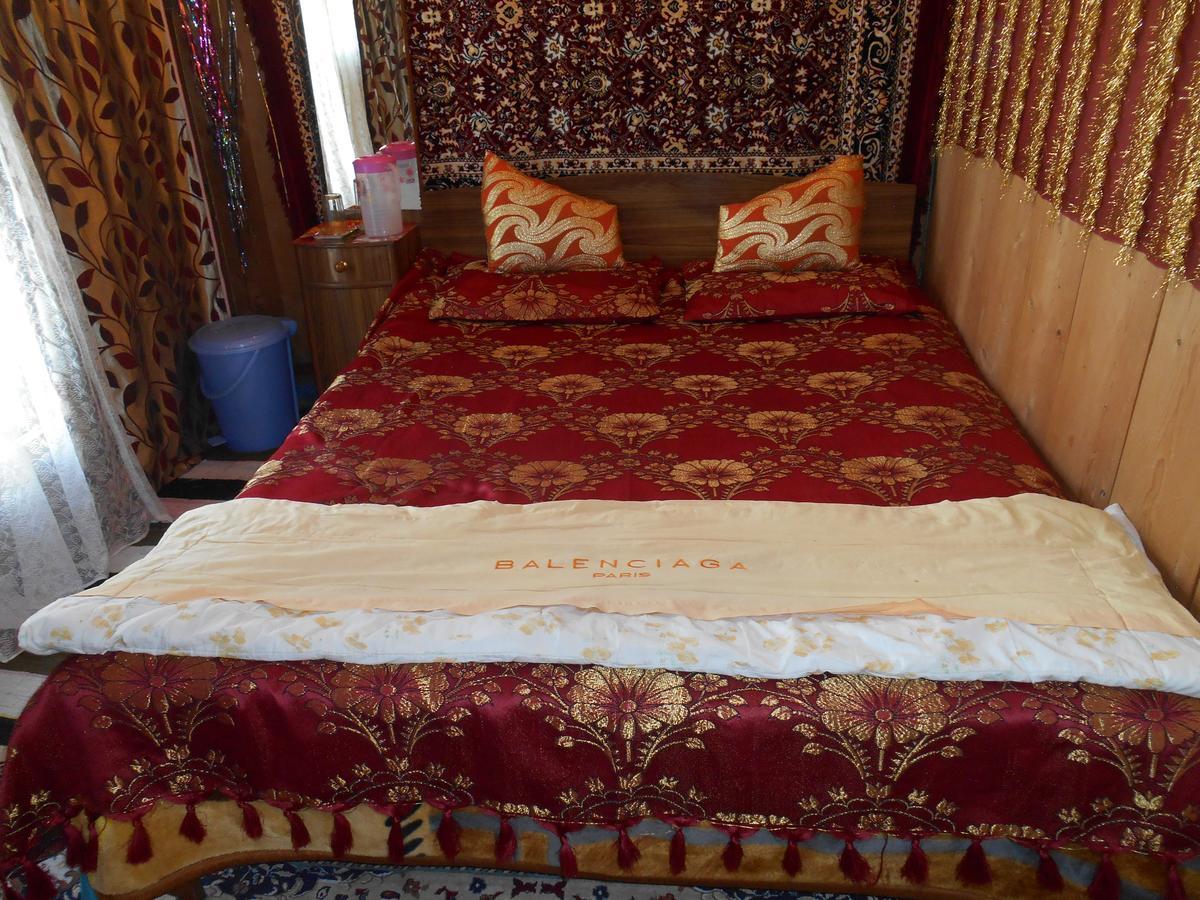 Houseboat Dunhill Bed and Breakfast Srīnagar Exterior foto