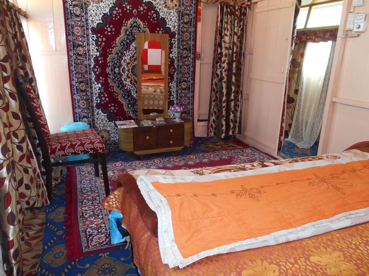 Houseboat Dunhill Bed and Breakfast Srīnagar Exterior foto