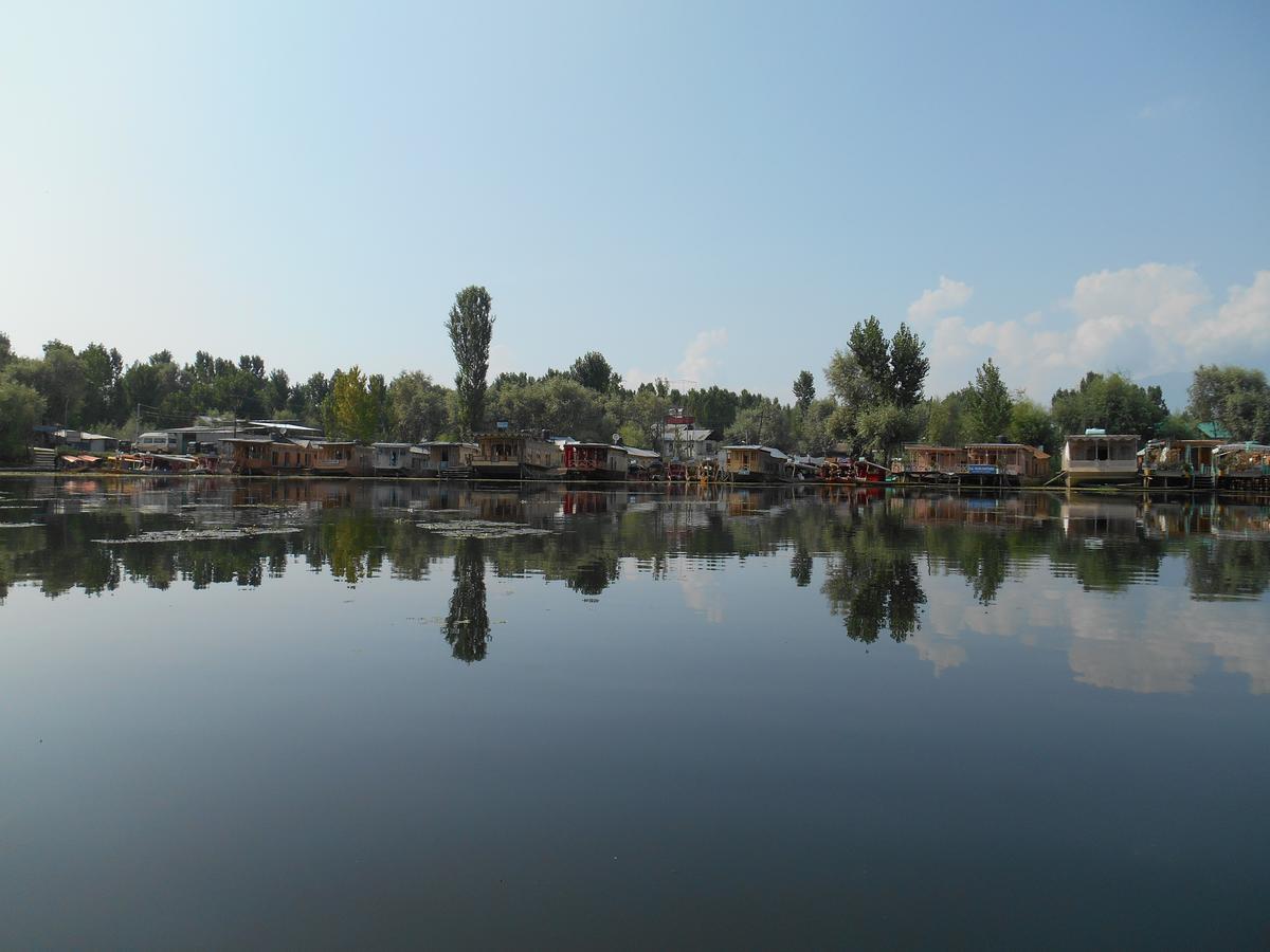 Houseboat Dunhill Bed and Breakfast Srīnagar Exterior foto