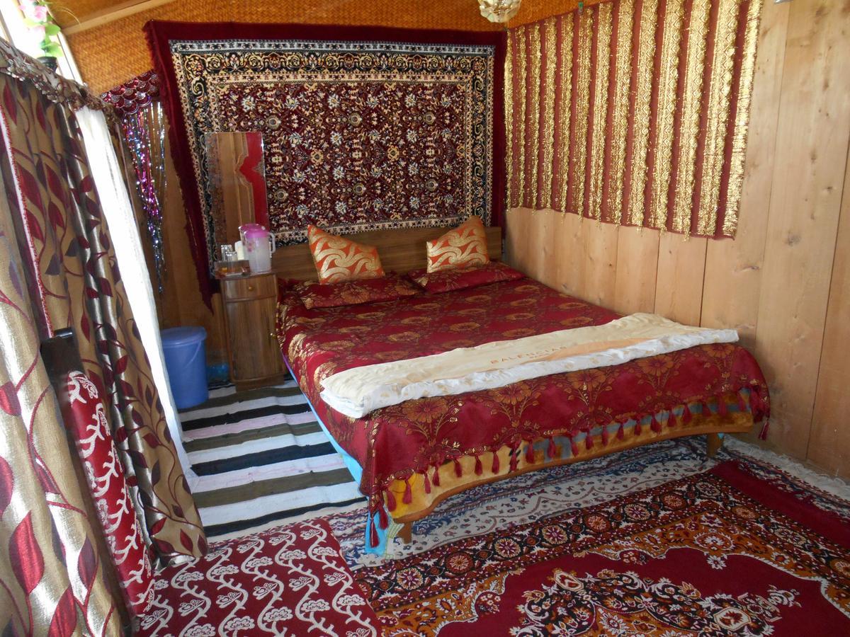 Houseboat Dunhill Bed and Breakfast Srīnagar Exterior foto