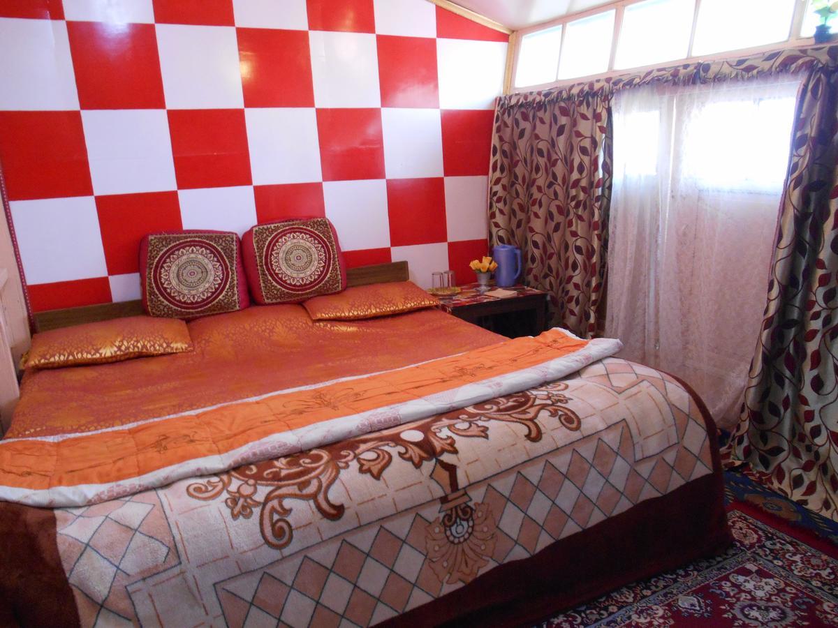 Houseboat Dunhill Bed and Breakfast Srīnagar Exterior foto