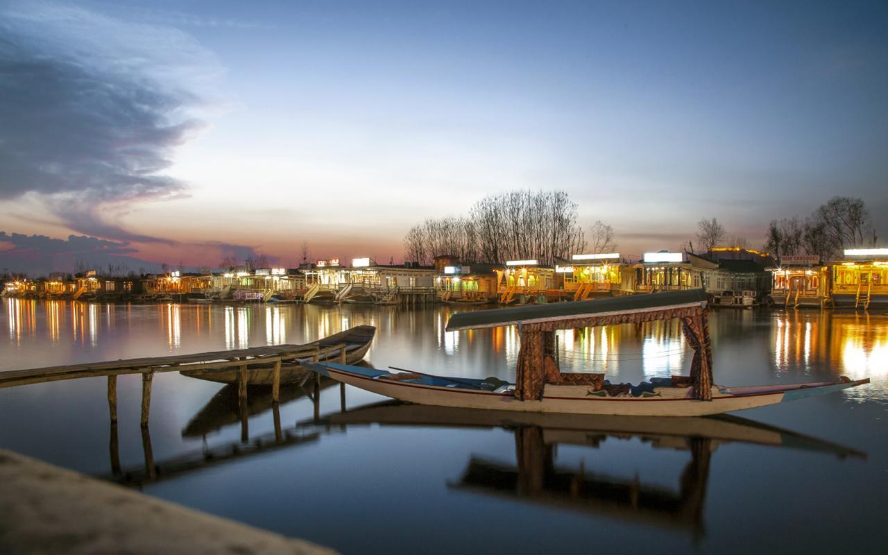 Houseboat Dunhill Bed and Breakfast Srīnagar Exterior foto